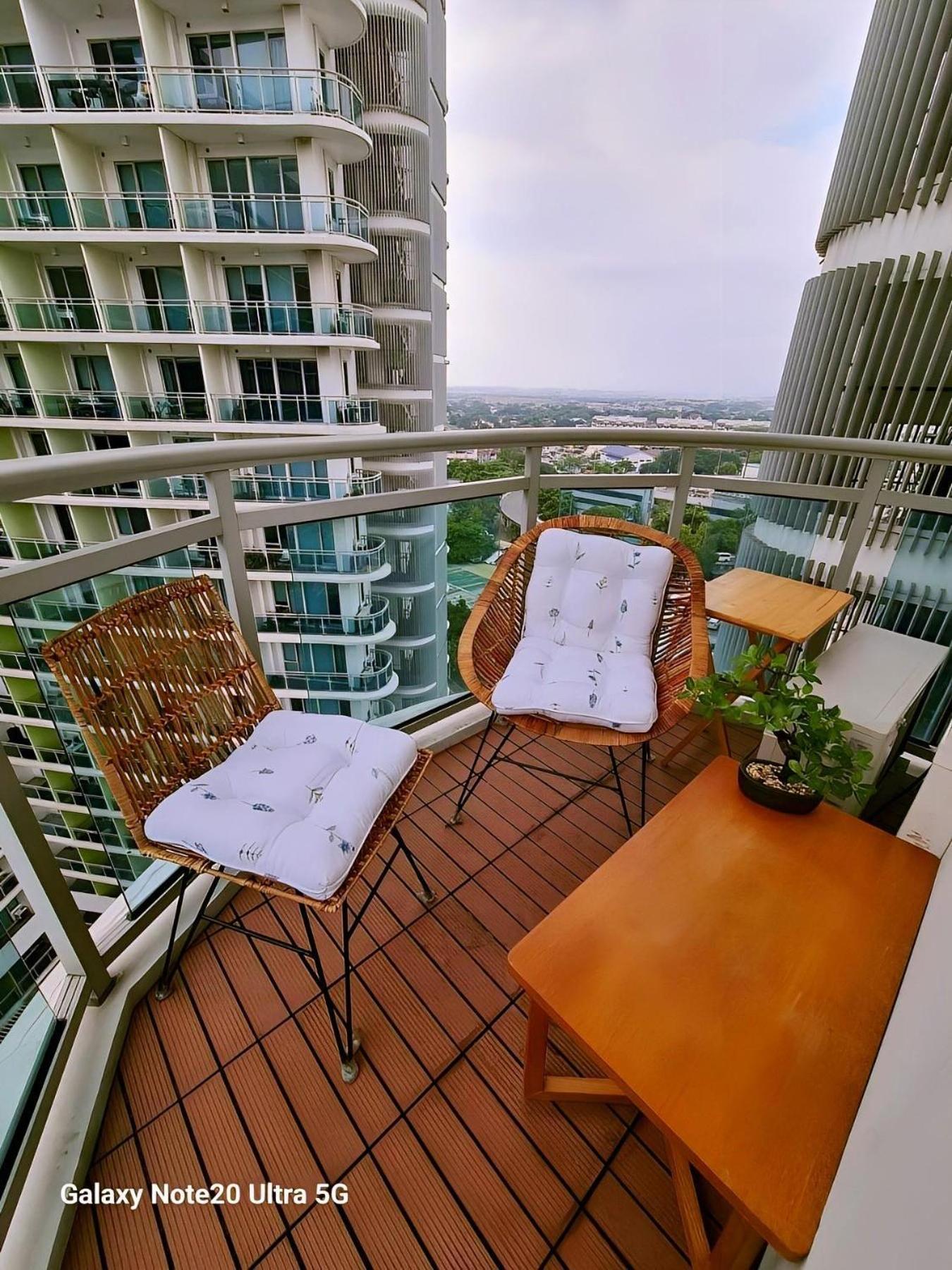Manila Urban Resort At Azure ภายนอก รูปภาพ