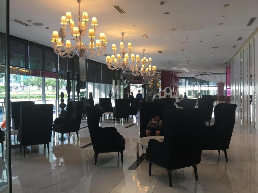 Manila Urban Resort At Azure ภายนอก รูปภาพ