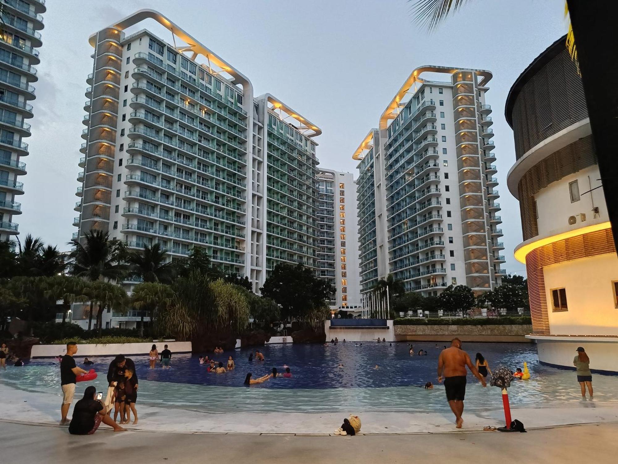 Manila Urban Resort At Azure ภายนอก รูปภาพ