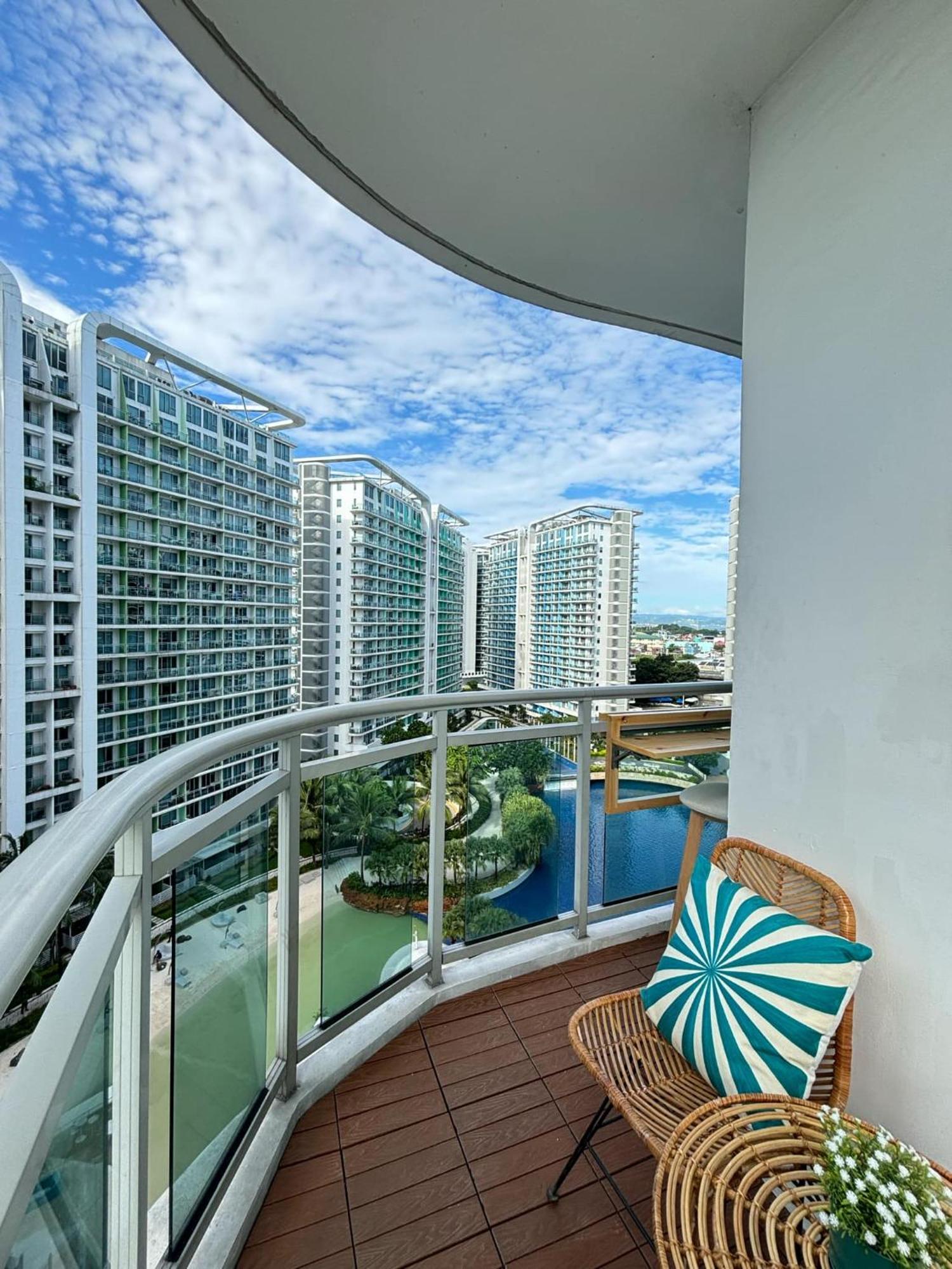 Manila Urban Resort At Azure ภายนอก รูปภาพ