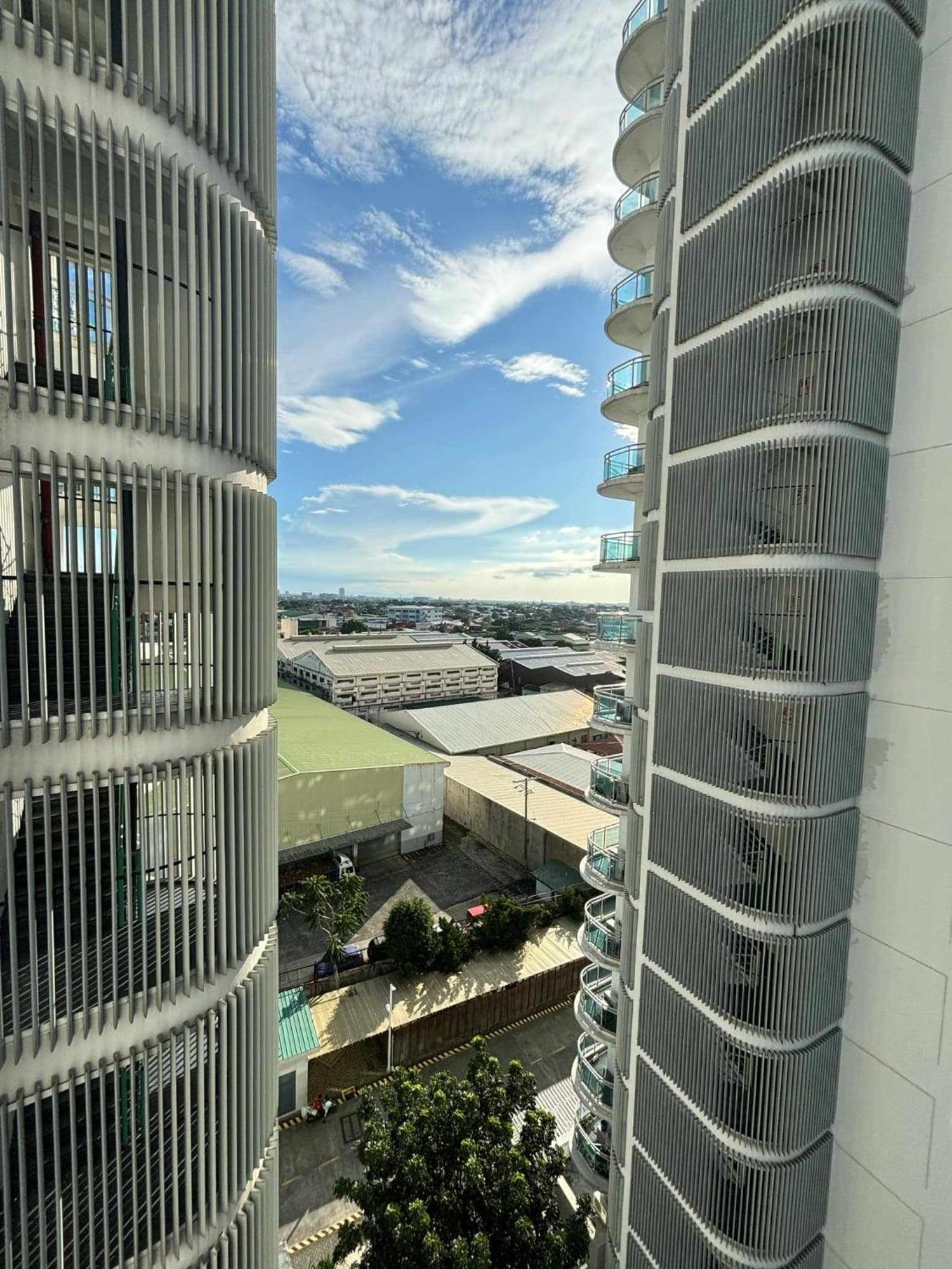 Manila Urban Resort At Azure ภายนอก รูปภาพ