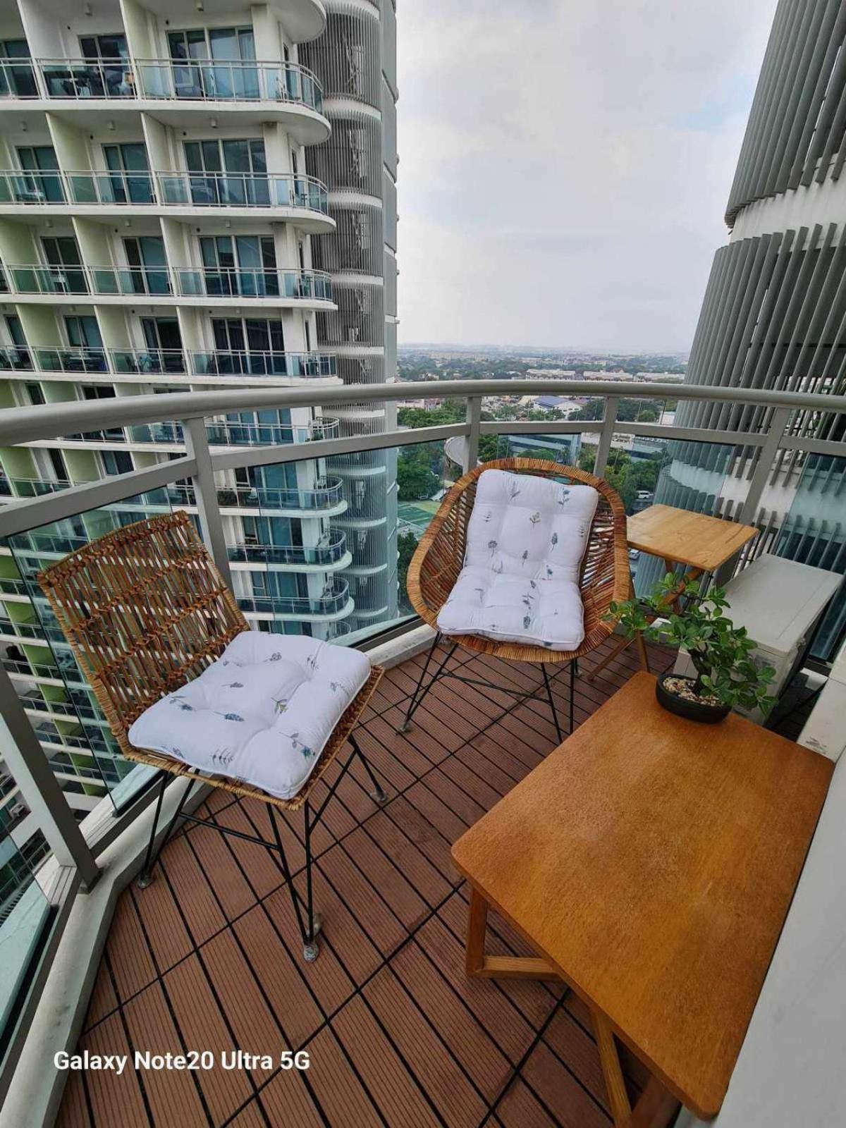 Manila Urban Resort At Azure ภายนอก รูปภาพ