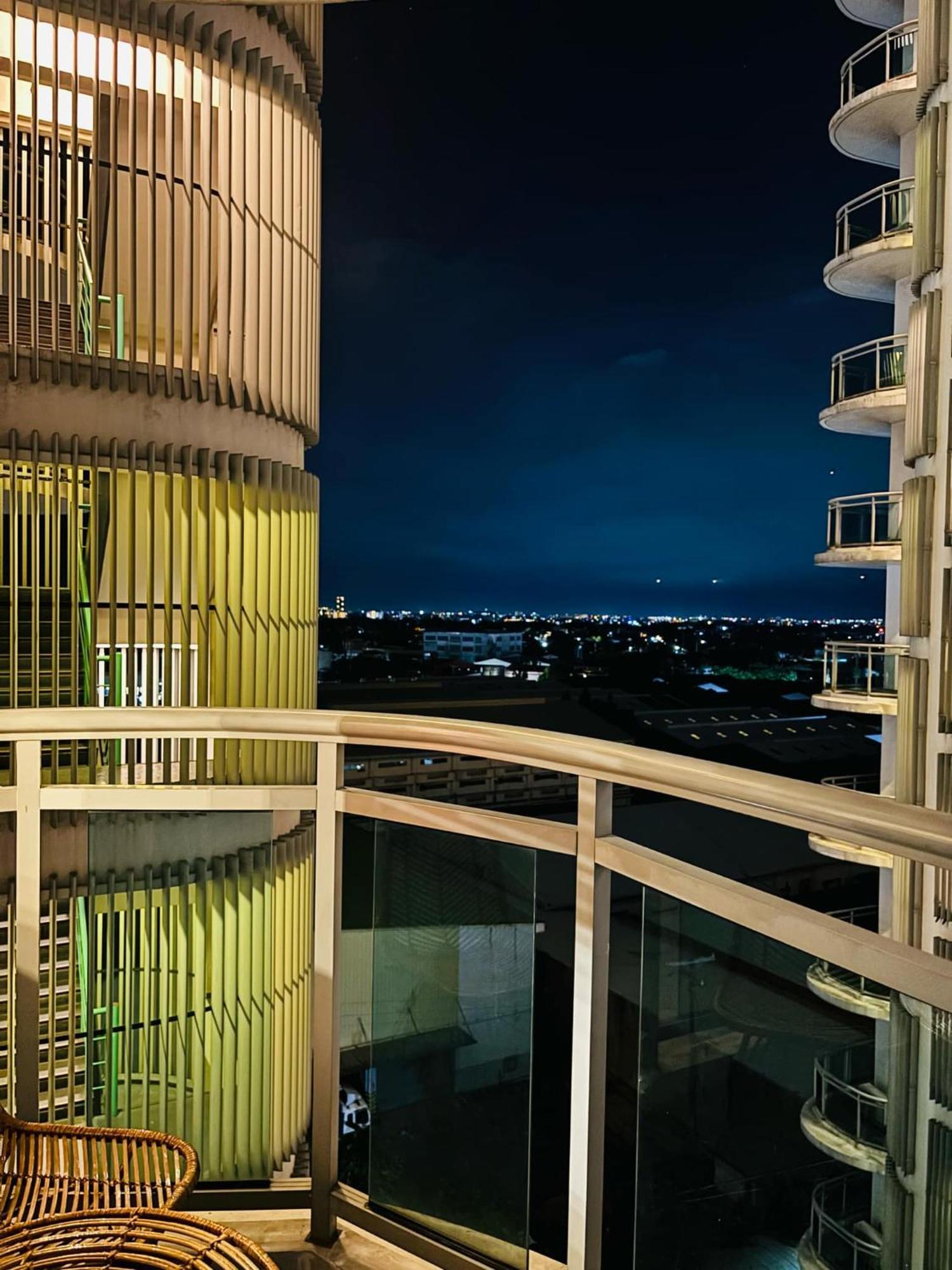 Manila Urban Resort At Azure ภายนอก รูปภาพ